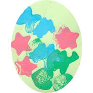 Use different shapes of sponge to stamp on an oval paper with 3 colors