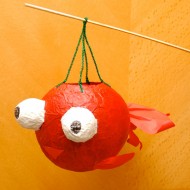 Make the goldfish lantern with many small pieces color papers on a balloon surface